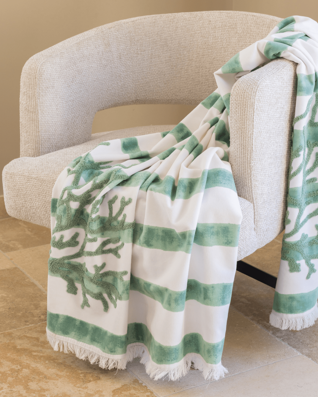 Plaid doux et élégant pour canapé, fauteuil ou lit, apportant confort et chaleur à votre intérieur