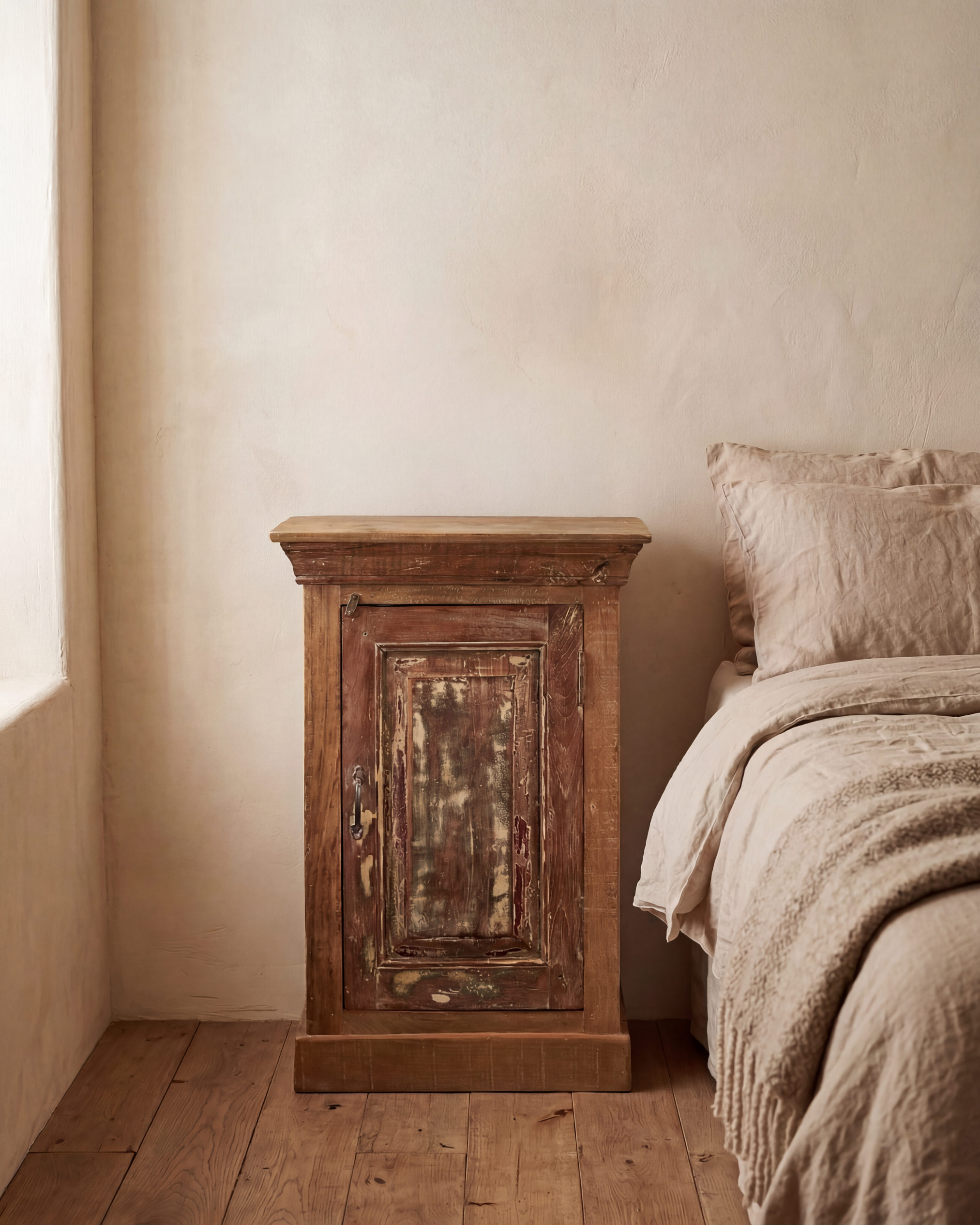 Table de chevet ancienne en bois patiné