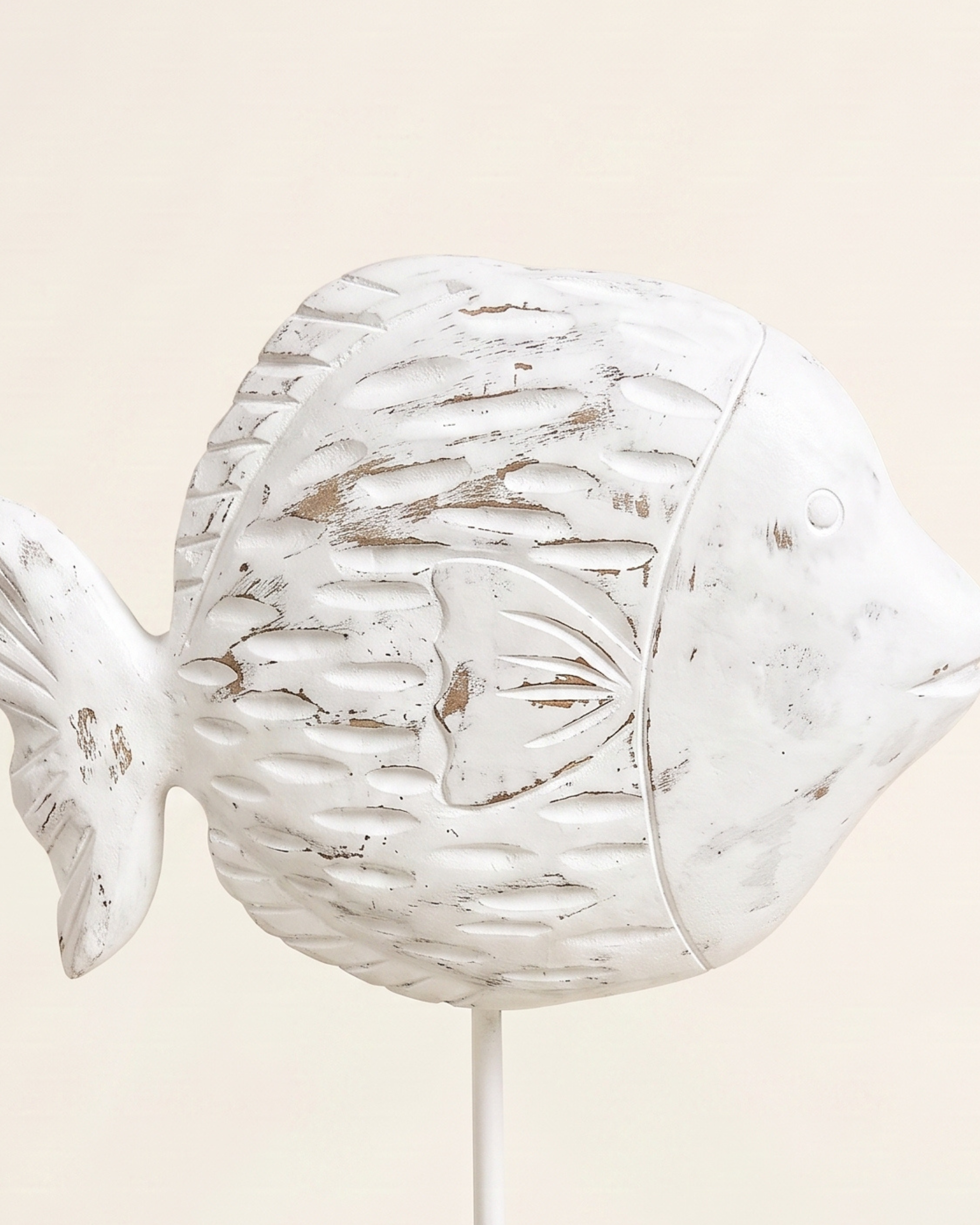 Poisson Sculpté sur Socle — Sculpture en Bois Blanchi
