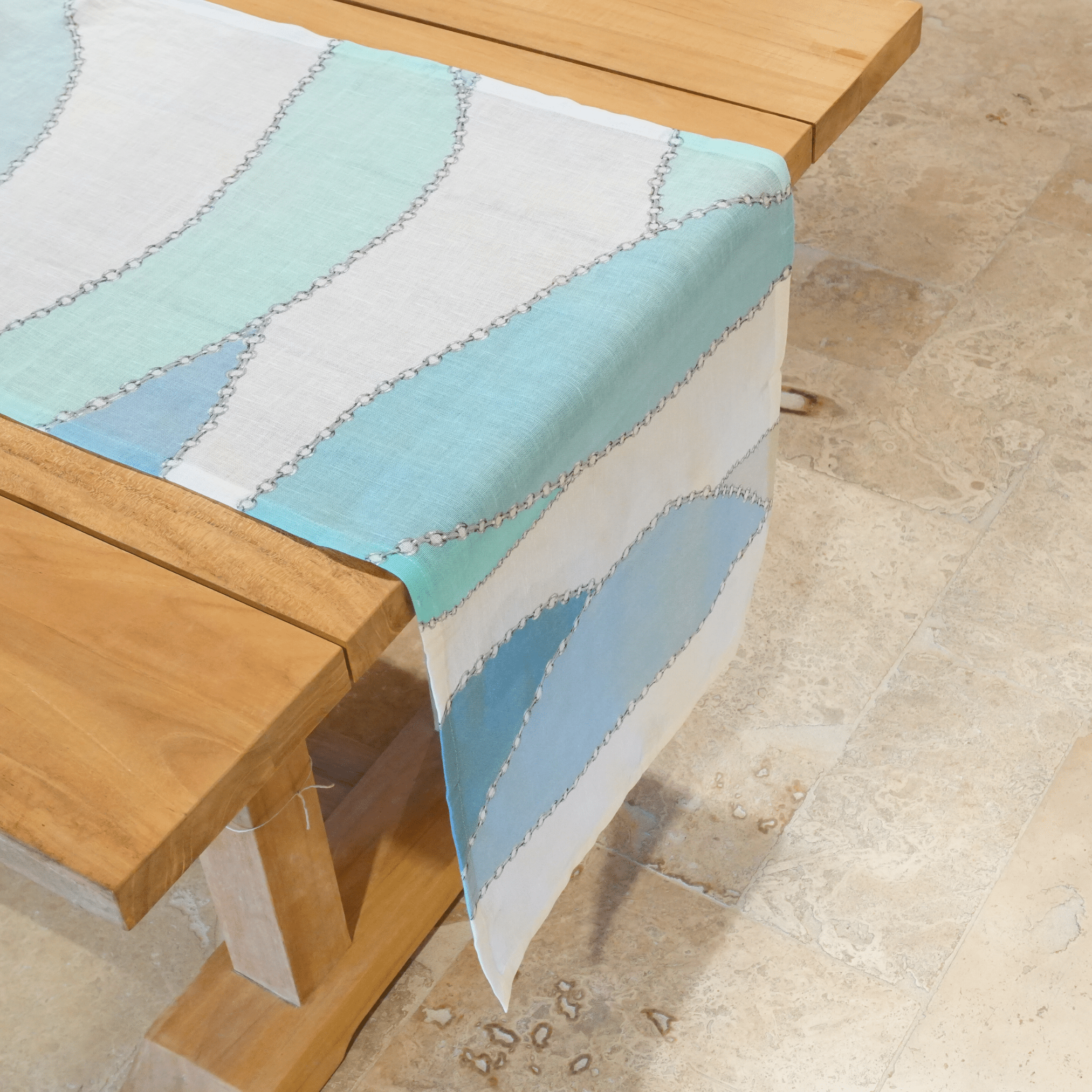 Chemin de Table Oasis - Marinette Saint - Tropez