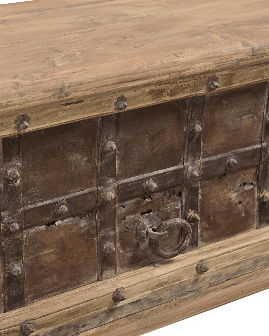 Coffre ancien en bois et métal – pièce unique - Marinette Saint - Tropez