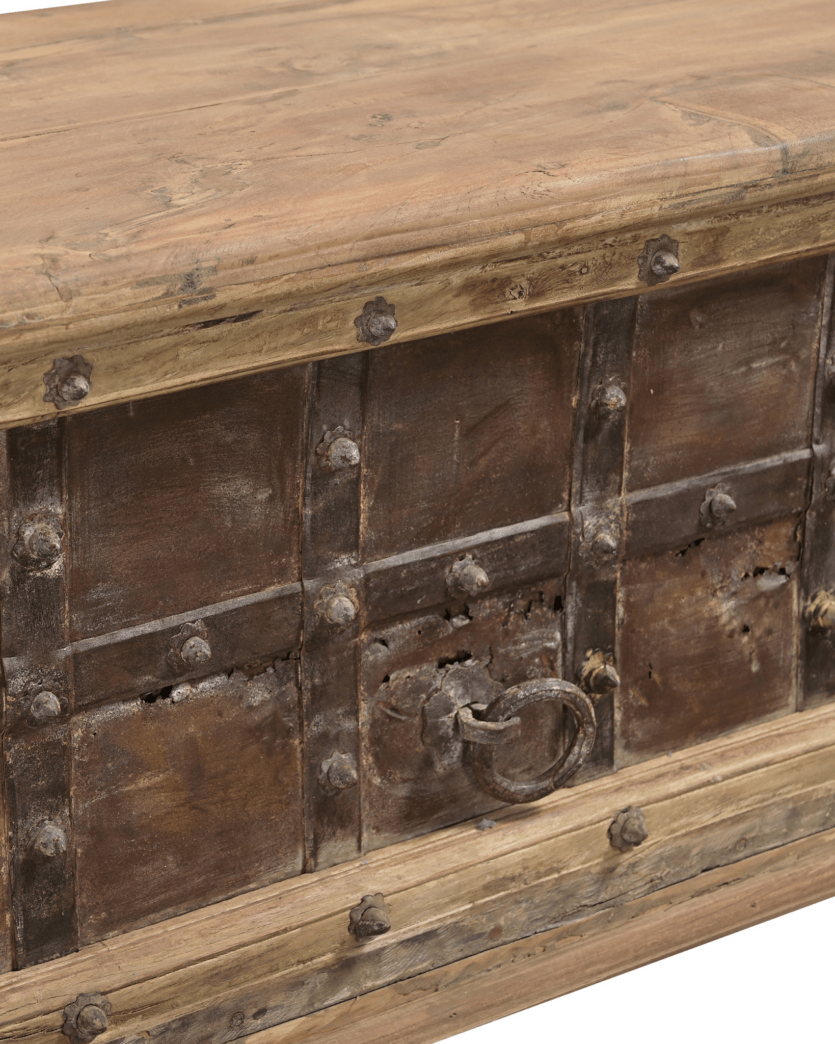 Coffre ancien en bois et métal – pièce unique - Marinette Saint - Tropez