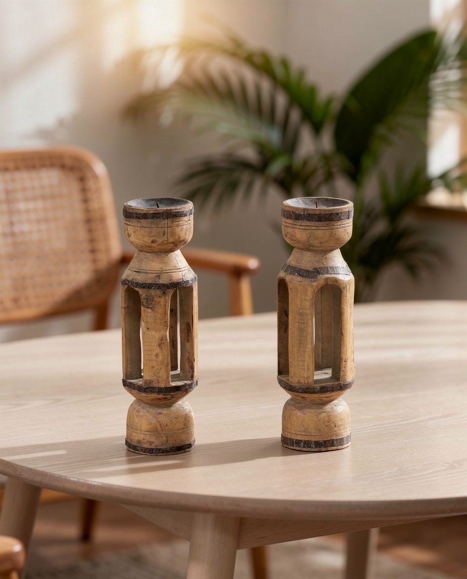 Lot de 2 bougeoirs anciens en bois – patine naturelle - Marinette Saint - Tropez