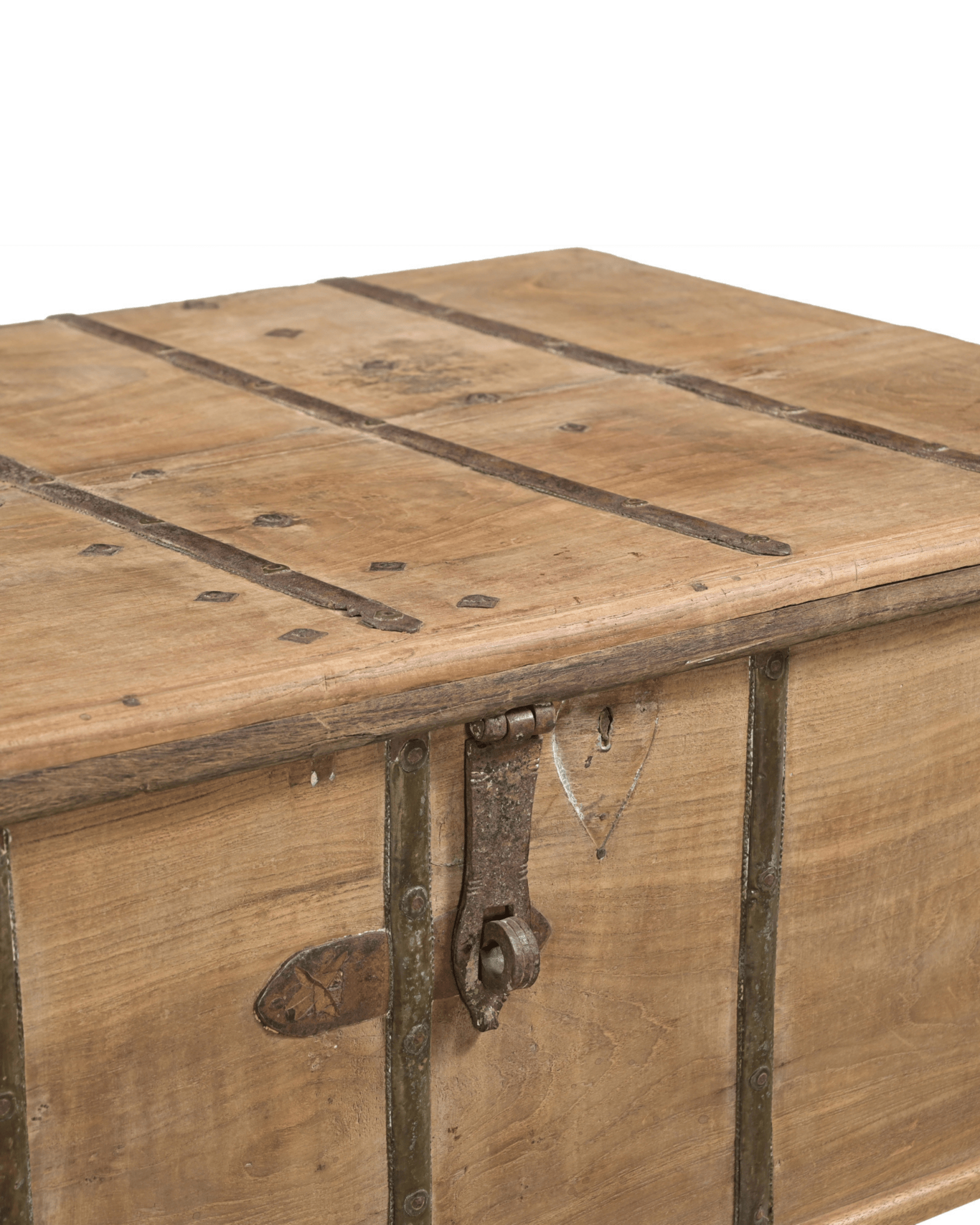 Malle ancienne en bois et ferronnerie - Marinette Saint - Tropez