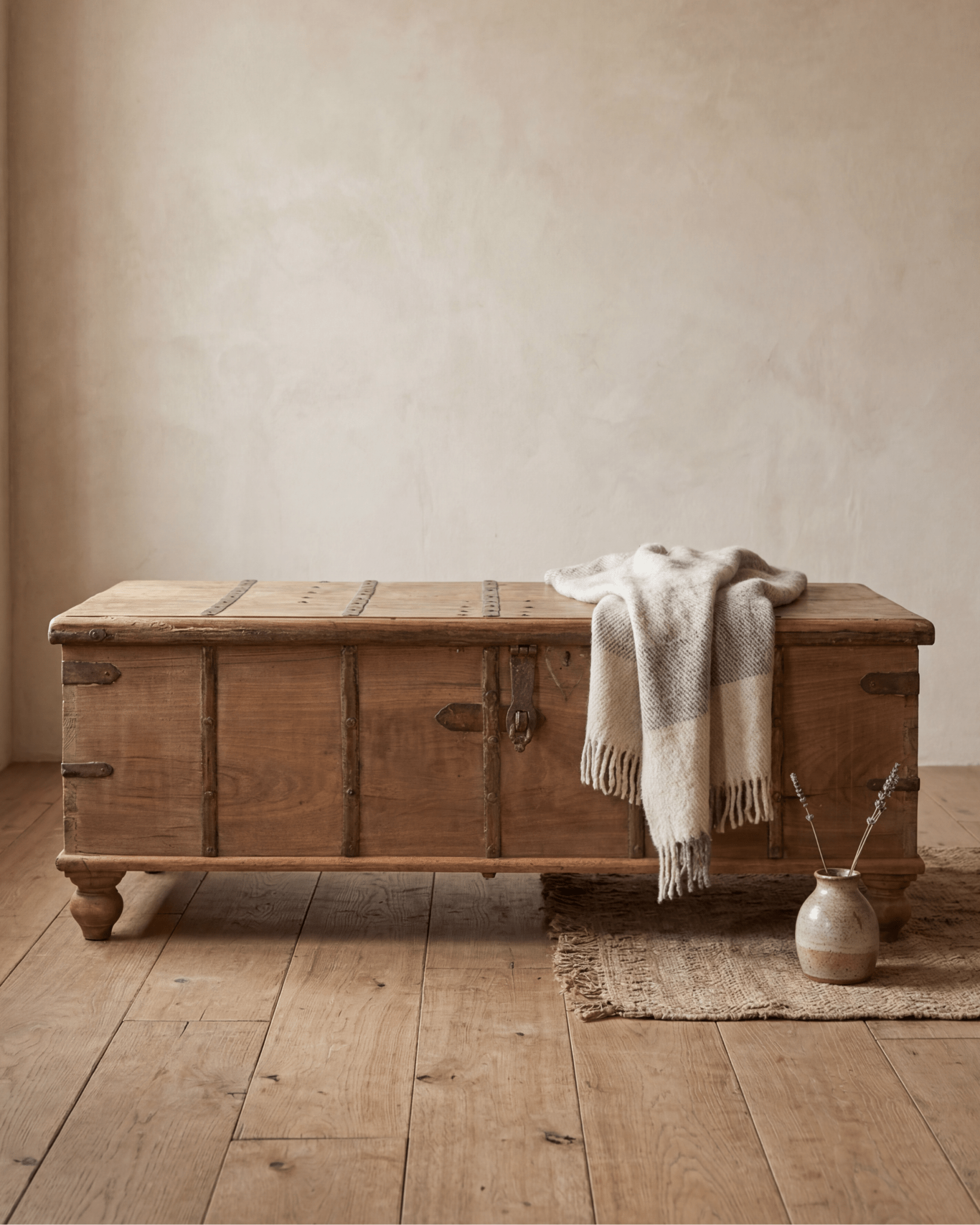 Malle ancienne en bois et ferronnerie - Marinette Saint - Tropez