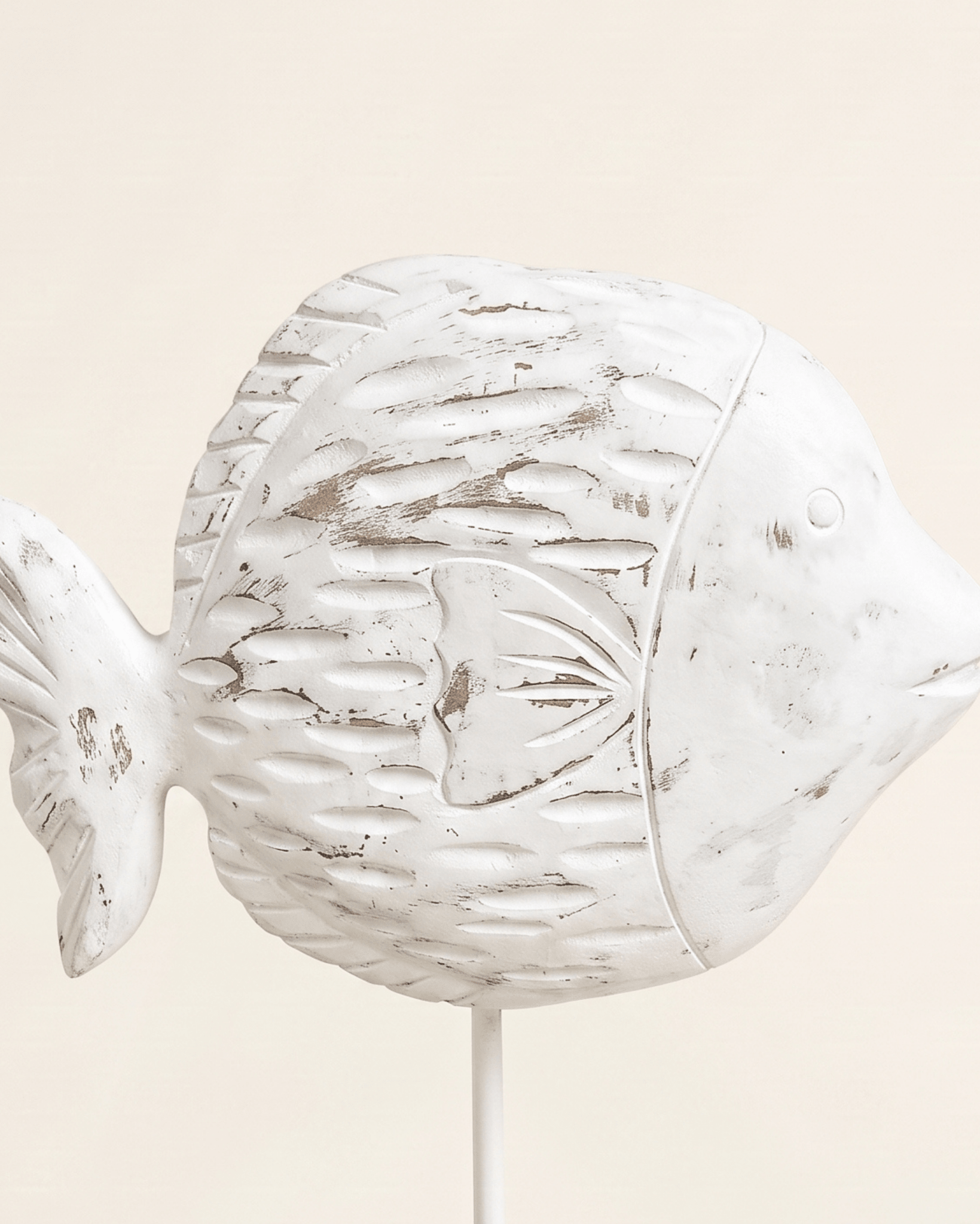 Poisson Sculpté sur Socle — Sculpture en Bois Blanchi - Marinette Saint-Tropez