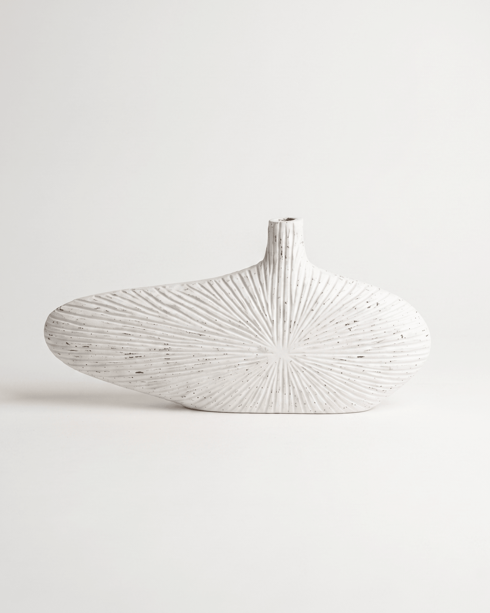 Vase Décoratif Sculptural — Céramique Blanche Texturée - Marinette Saint-Tropez